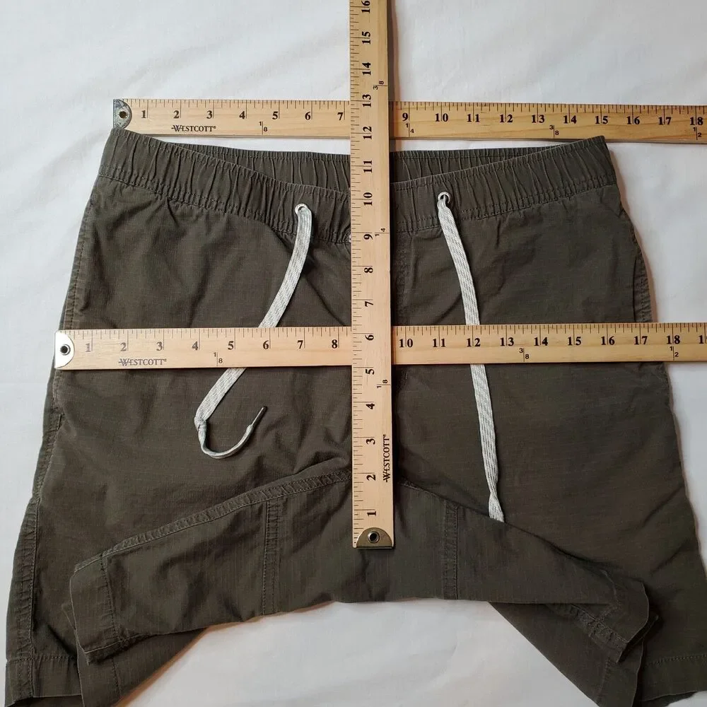 Vuori Men's Flat Front Drawstring Shorts in Olive